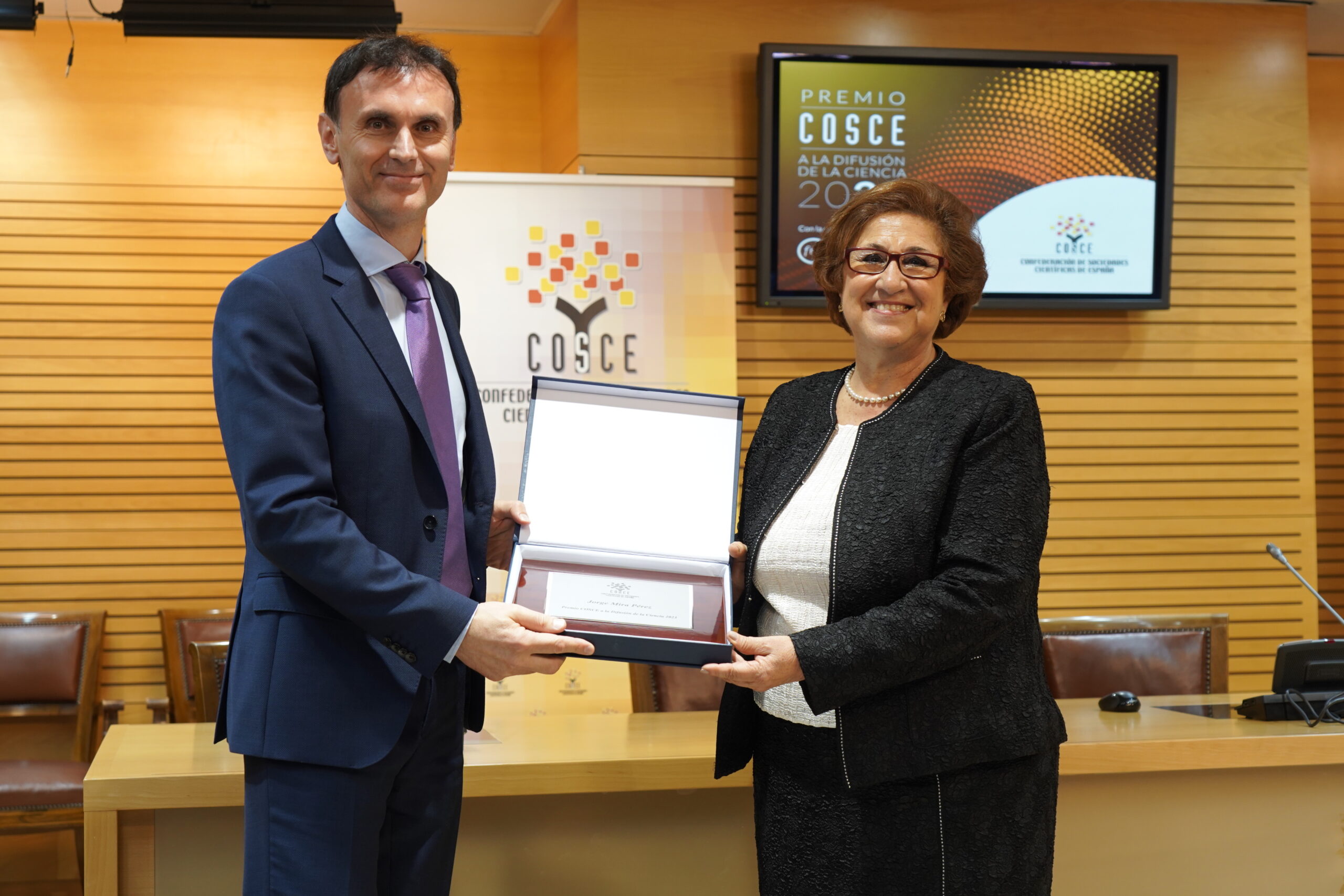 Jorge Mira Pérez, catedrático de electromagnetismo de la Universidad de Santiago de Compostela, ha recogido el Premio COSCE a la Difusión de la Ciencia 2023.